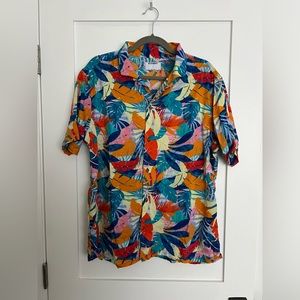 old navy short sleeved button up hawaiian shirt